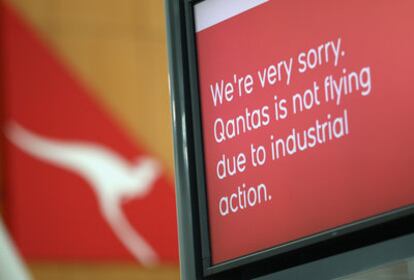 Un monitor del aeropuerto de Sidney anuncia la cancelación de vuelos de Qantas.
