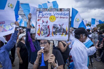 Carteles contra Consuelo Porras en la manifestación del sábado pasado frente al Palacio Nacional (Ciudad de Guatemala).