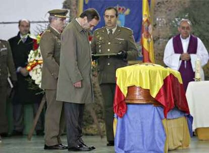El ministro de Defensa, José Antonio Alonso, ante el féretro con los restos de uno de los militares fallecidos.