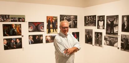 El fotógrafo de EL PAÍS Bernardo Pérez  posa frente a su exposición en el Hay Festival Segovia.
