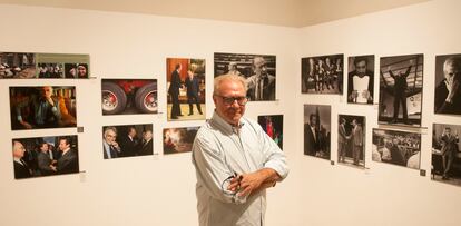 El fotógrafo de EL PAÍS Bernardo Pérez posa frente a su exposición en el Hay Festival Segovia.