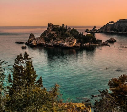 Panorámica de Isola Bella (Isla Bella) desde la zona de Mazzaro, perteneciente al municipio de Taormina, en la costa este de Sicilia (Italia).