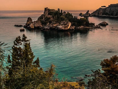 Panorámica de Isola Bella (Isla Bella) desde la zona de Mazzaro, perteneciente al municipio de Taormina, en la costa este de Sicilia (Italia).
