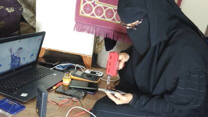 Tahani al-Jaafari trabaja en la reparación de teléfonos móviles en un rincón de su casa, en Taiz (Yemen).