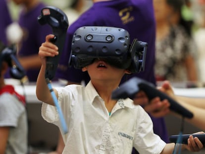 Un niño juega con unas gafas de realidad virtual en un festival de animación en Kunming (China). 