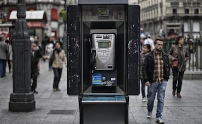 La Puerta del Sol es uno de los pocos sitios donde se pueden encontrar teléfono públicos. El 15m utilizó los smartphones como medio para conectarse a las redes sociales.