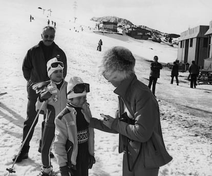 Doña Sofía y sus hijos Cristina y Felipe, a quien pone en la cara crema protectora, durante sus vacaciones de Semana Santa en las pistas de la estación de esquí de Baqueira Beret, en el Valle de Arán, Lleida.