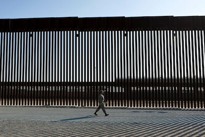 Un guardia camina cerca del muro en la frontera entre Mxico y Estados Unidos en San Diego (California).