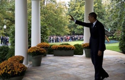 Barack Obama saluda a varios visitantes de la Casa Blanca.