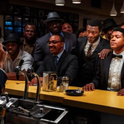 En una imagen de 'Una noche en Miami', Malcolm X retrata a Muhammad Ali (con pajarita), Sam Cooke (con chaqueta de color burdeos), y Jim Brown (con corbata marrón). En la foto real nunca estuvieron ni Cooke ni Brown.