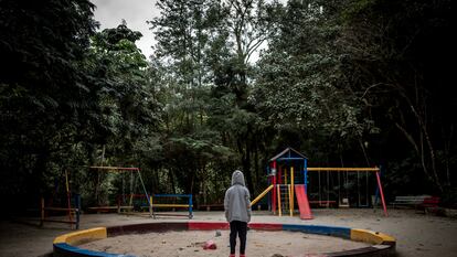 Una niña en un parque de São Paulo este jueves. Más de la mitad de las violaciones en Brasil son contra menores de 13 años.