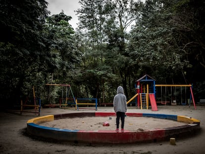 Una niña en un parque de São Paulo este jueves. Más de la mitad de las violaciones en Brasil son contra menores de 13 años.