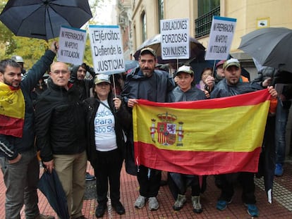 Concentración de militares frente al defensor del pueblo. foto: Santi Burgos