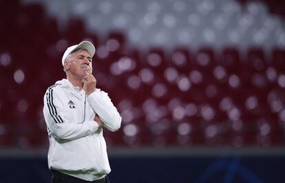 Carlo Ancelotti supervisa una sesión de entrenamiento, antes del enfrentamiento con el Leipzig, este lunes.