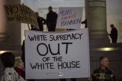 Una protesta contra la designaci&oacute;n de Steve Bannon, referencia de la derecha alternativa, como asesor de Trump