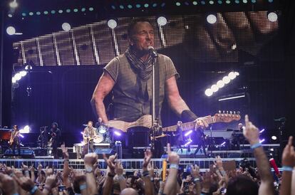 Bruce Springsteen durante el concierto que ha ofrecido en el estadio Santiago Bernabéu, en Madrid