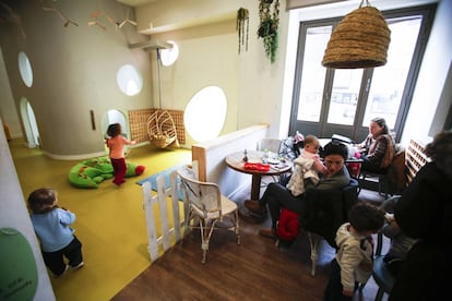 La cafetería Alayuela, con un espacio para que los niños jueguen.