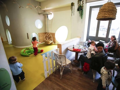 La cafetería Alayuela, con un espacio para que los niños jueguen.