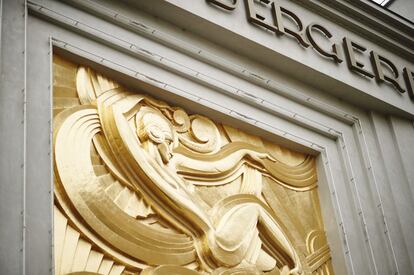 Detalle de la fachada del Theatre des Folies Bergère, obra del arquitecto, decorador y pintor Pico.