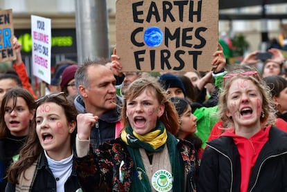 Manifestantes exigen que se luche contra el cambio climático, el 15 de marzo en Bruselas.