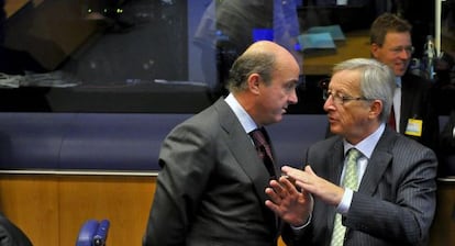 Jean-Claude Juncker, presidente del Eurogrupo, conversa con Luis de Guindos