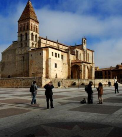 La iglesia de Santa Eulalia en Paredes de Nava, con su remate mudéjar de ladrillo y azulejo en la torre del siglo XV.