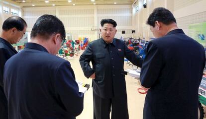 El líder nord-coreà Kim Jong-un visita una fira de maquinària a Pyongyang, en una fotografia facilitada per l'agència oficial.