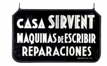 De la colección de la Casa Sirvent, que dispone de unas 3.500 máquinas de escribir, proceden los objetos de la exposición. En la imagen, cartel de esta compañía.