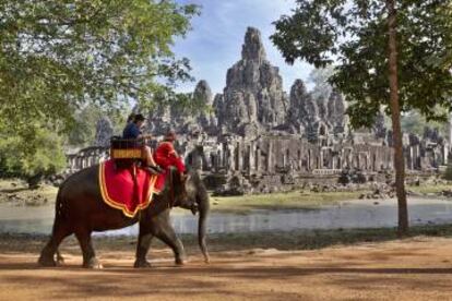 Paseo en elefante por los templos de Angkor Wat, cerca Siem Reap, en Camboya.