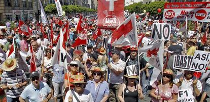 La marcha contra el "despilfarro" en la avenida del Puerto de Valencia.