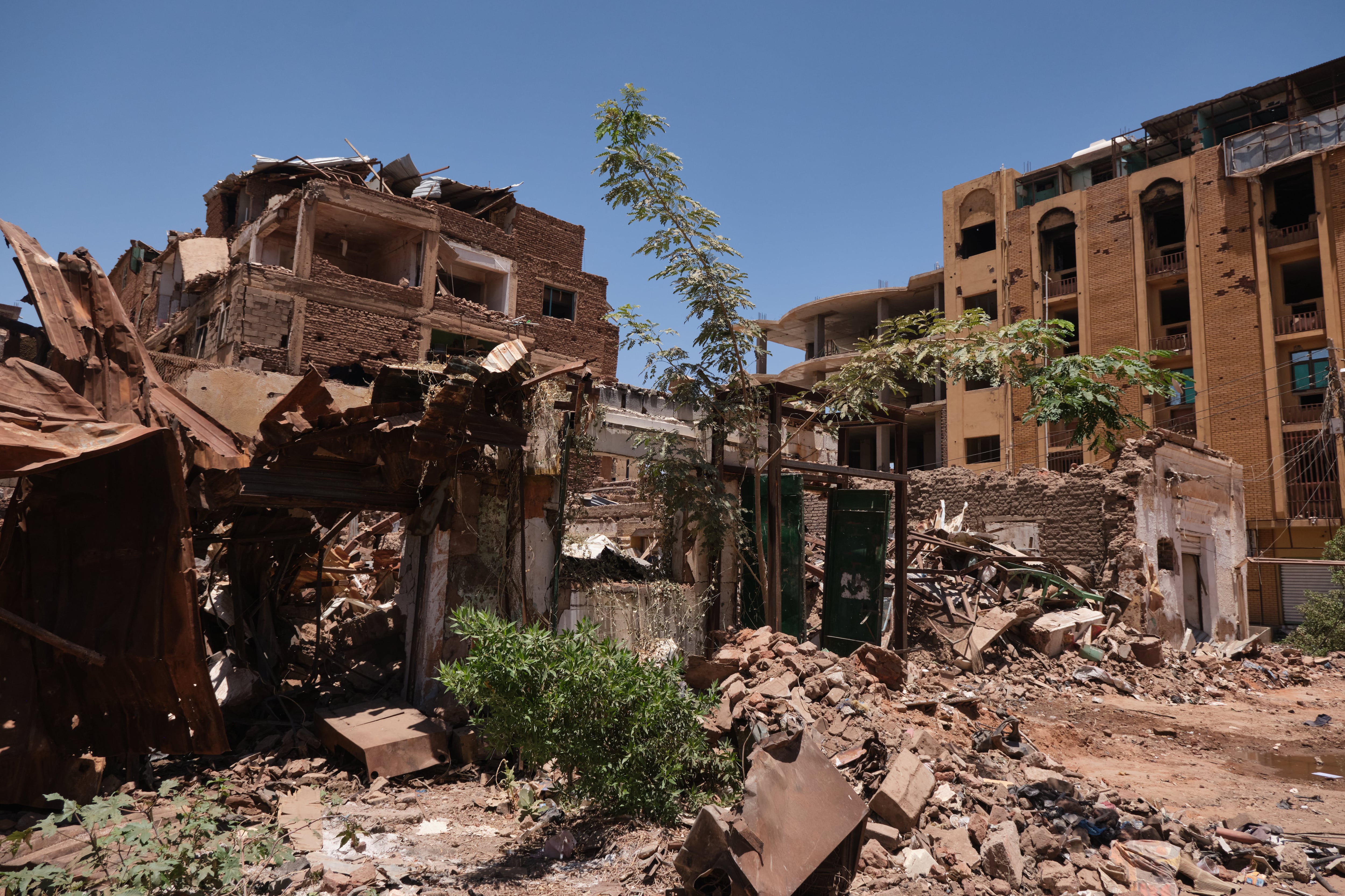 Imagen de una calle de Jartum, con edificios destruidos como consecuencia de los combates entre las fuerzas paramilitares y gubernamentales de Sudán.