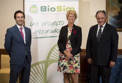 El presidente de Biosim, Joaqu&iacute;n Rodrigo, la nueva directora general, Regina M&uacute;zquiz, y su predecesor, &Aacute;ngel Rodr&iacute;guez.