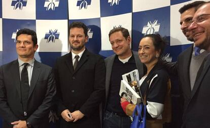 Sérgio Moro, sua mulher e procuradores da Lava Jato no lançamento do livro de Vladimir Netto, em Curitiba.