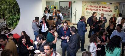 Conversaciones entre los participantes en el I Congreso de Viveros de Empresas de Canarias.