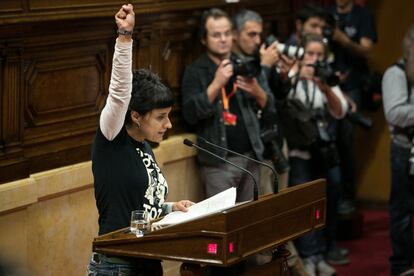 La portavoz de la CUP Anna Gabriel interviene en el Pleno del Parlament.  