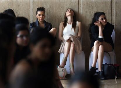 Varias modelos esperan su turno durante las audiciones de la semana de la moda en Nueva Delhi (India), el 18 de febrero de 2015.