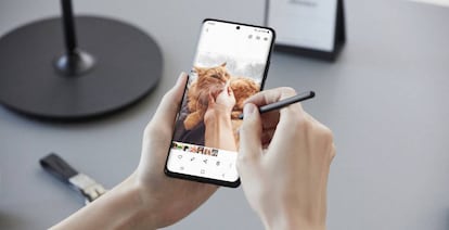 Una persona utiliza el nuevo Galaxy S21 Ultra con un S Pen.