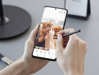 Una persona utiliza el nuevo Galaxy S21 Ultra con un S Pen.