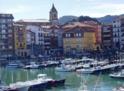 La ida y venida de barcos anima el puerto viejo.