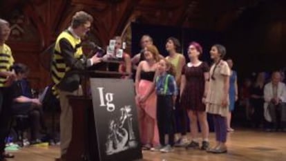 El ganador del Ig Nobel de Fisiolog&iacute;a por dejarse picar por abejas, durante la ceremonia.