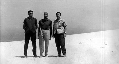Joaqu&iacute;n Satr&uacute;stegui, Fernando &Aacute;lvarez de Miranda y Jaime Miralles, en Fuerteventura, donde fueron confinados tras regresar de M&uacute;nich en 1962.