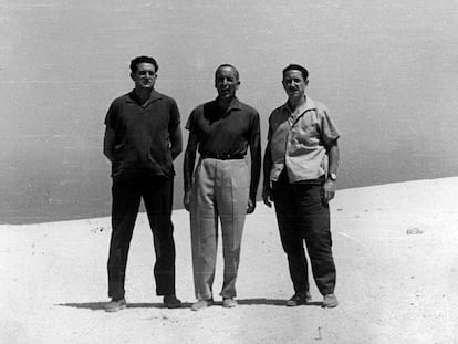 Joaquín Satrústegui, Fernando Álvarez de Miranda y Jaime Miralles, en Fuerteventura tras regresar de Múnich en 1962.