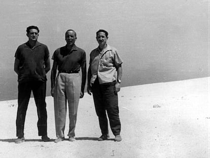 Joaqu&iacute;n Satr&uacute;stegui, Fernando &Aacute;lvarez de Miranda y Jaime Miralles, en Fuerteventura, donde fueron confinados tras regresar de M&uacute;nich en 1962.