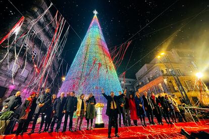 Acto de encendido de las luces de navidad, con los concejales socialistas y Abel Caballero en el centro del escenario.