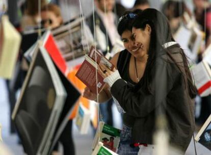 Dos mujeres hojean un libro de una instalación en la Noche de los Libros del año pasado.