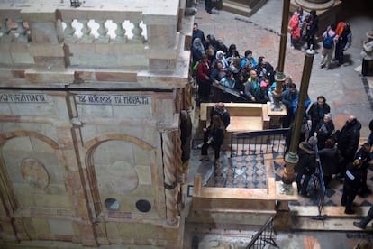 Durante nueve meses un equipo de 50 personas ha trabajado en su restauración. En la imagen, personas hacen cola para visitar el Santo Sepulcro.