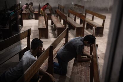 Personas rezando en la iglesia evangélica de Tiningu.