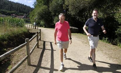 Mariano Rajoy camina junto a Jos&eacute; Benito Su&aacute;rez, en Pontevedra. 