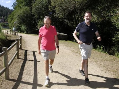Mariano Rajoy camina junto a José Benito Suárez, en Pontevedra.