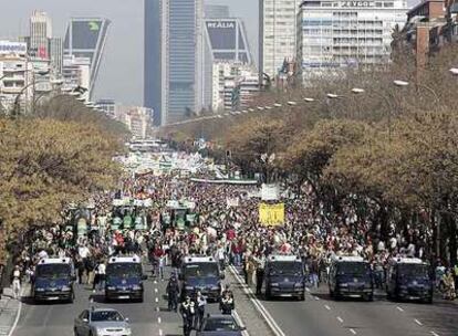 La protesta de lo  cazadores ocupó ayer el Paseo de la Castellana de Madrid.